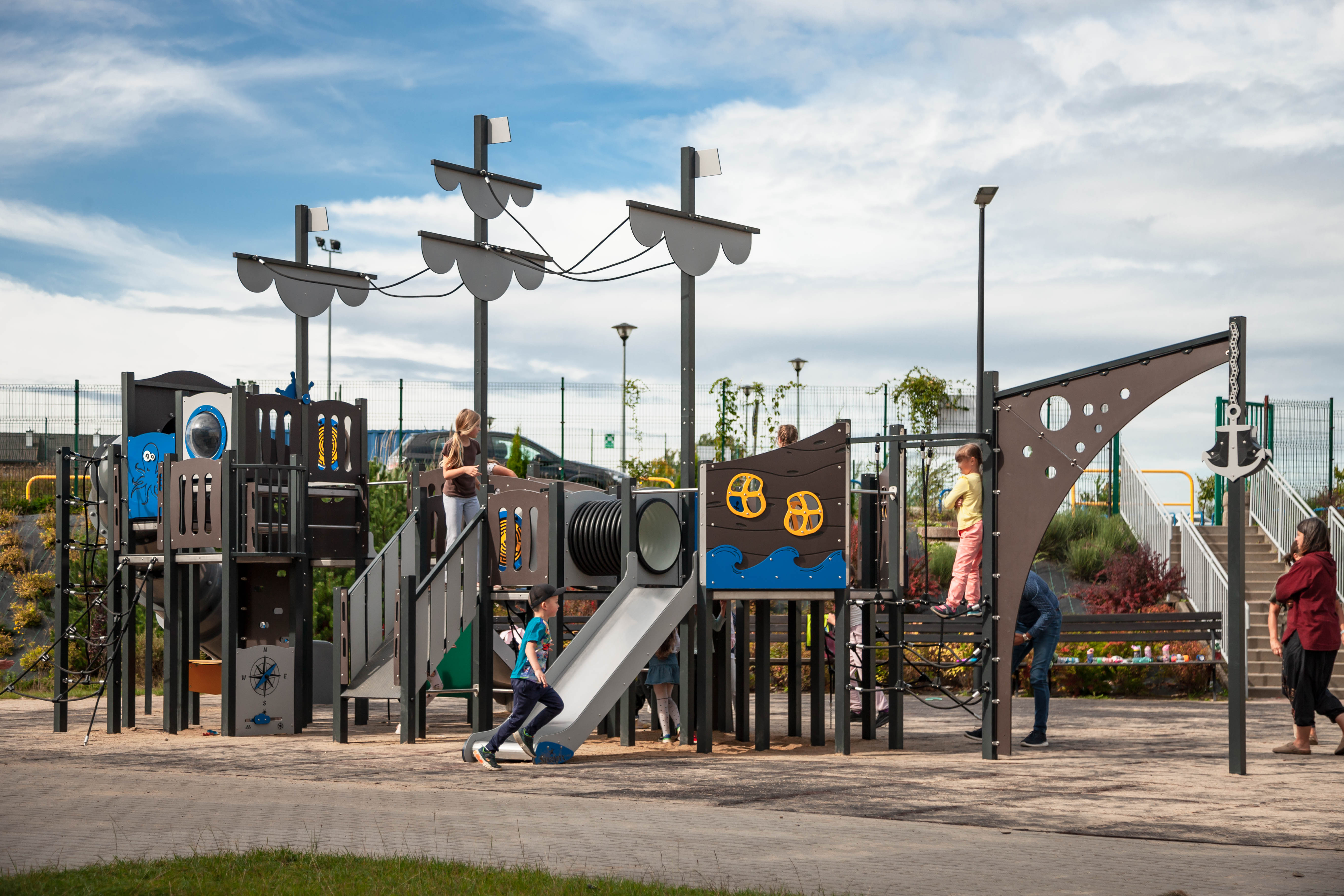 Plac zabaw w szkole statek piracki